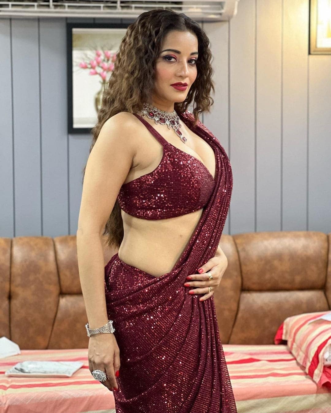 Bhojpuri Actress Monalisa Hot look in red Saree