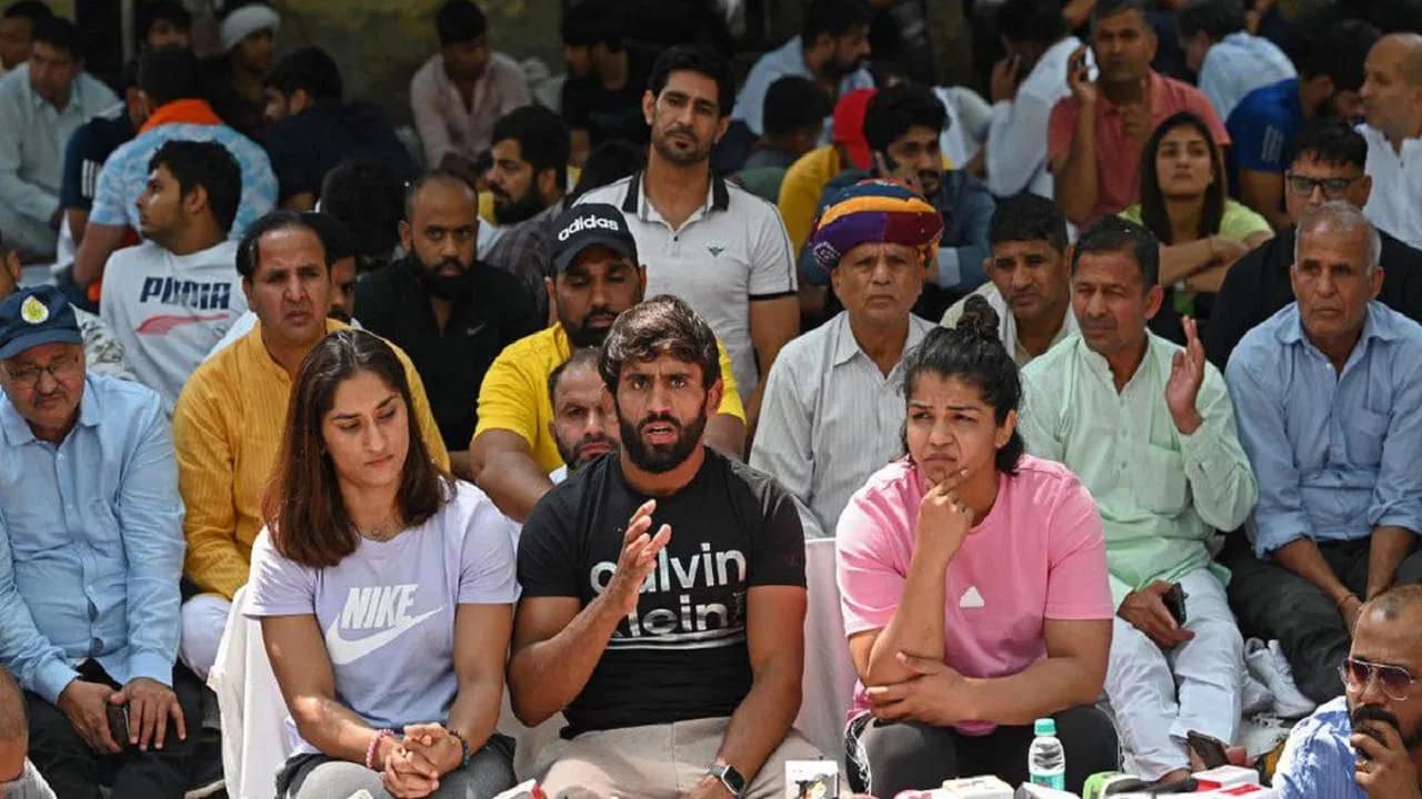 भारतीय कुश्ती संघ की सदस्यता रद्द, वर्ल्ड रेसलिंग फेडरेशन ने दिया बड़ा झटका! | wrestling federation of india suspended