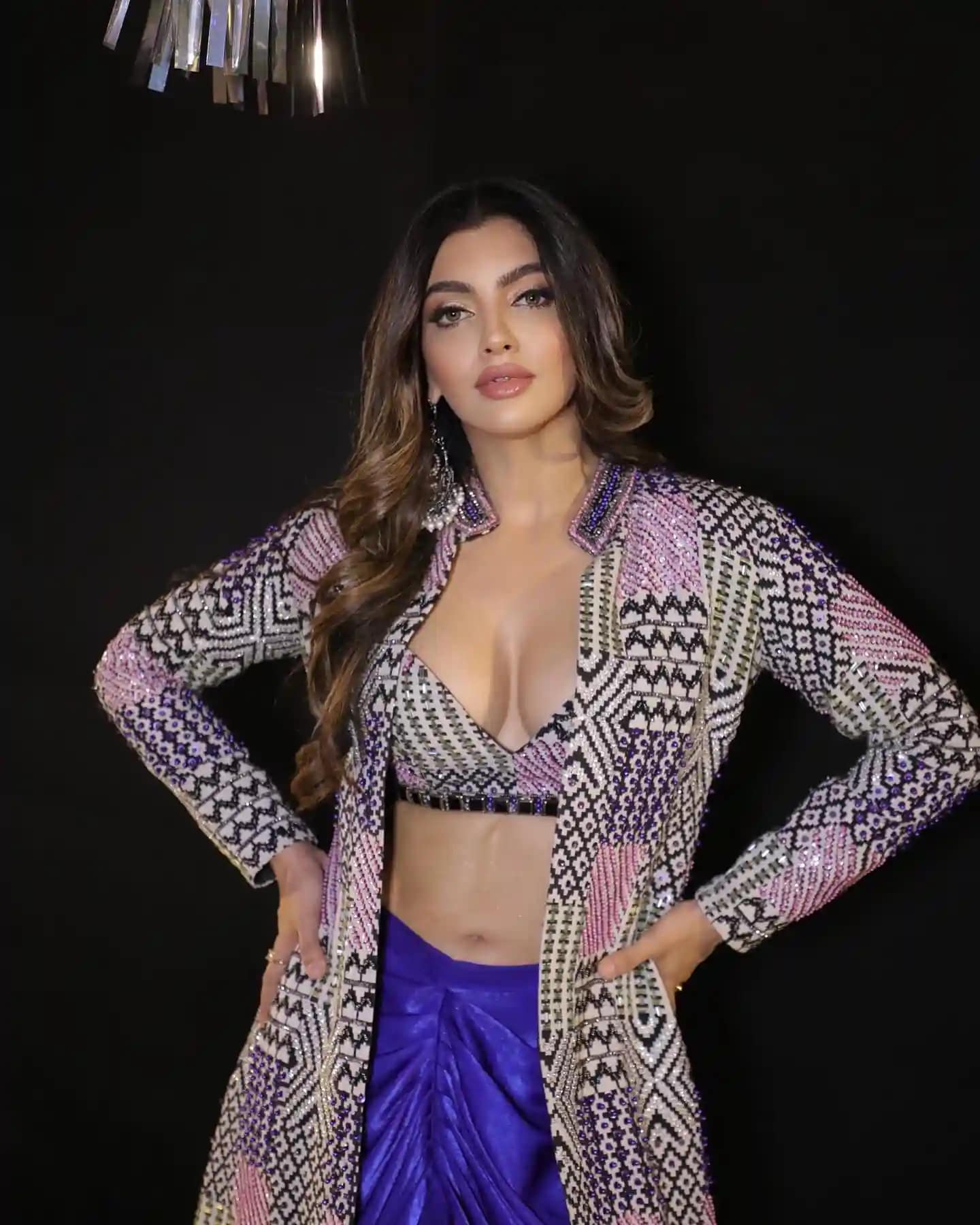 Akanksha Puri dropped lightning in desi avatar