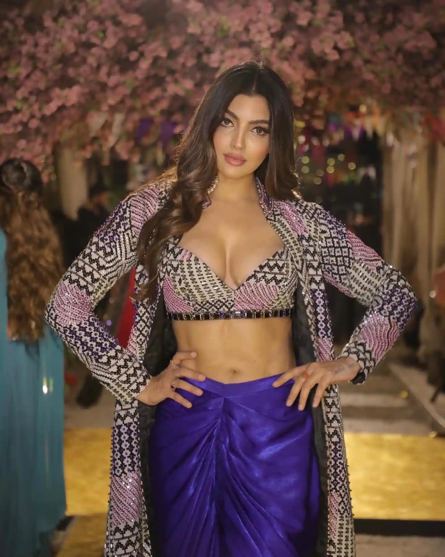 Akanksha Puri dropped lightning in desi avatar