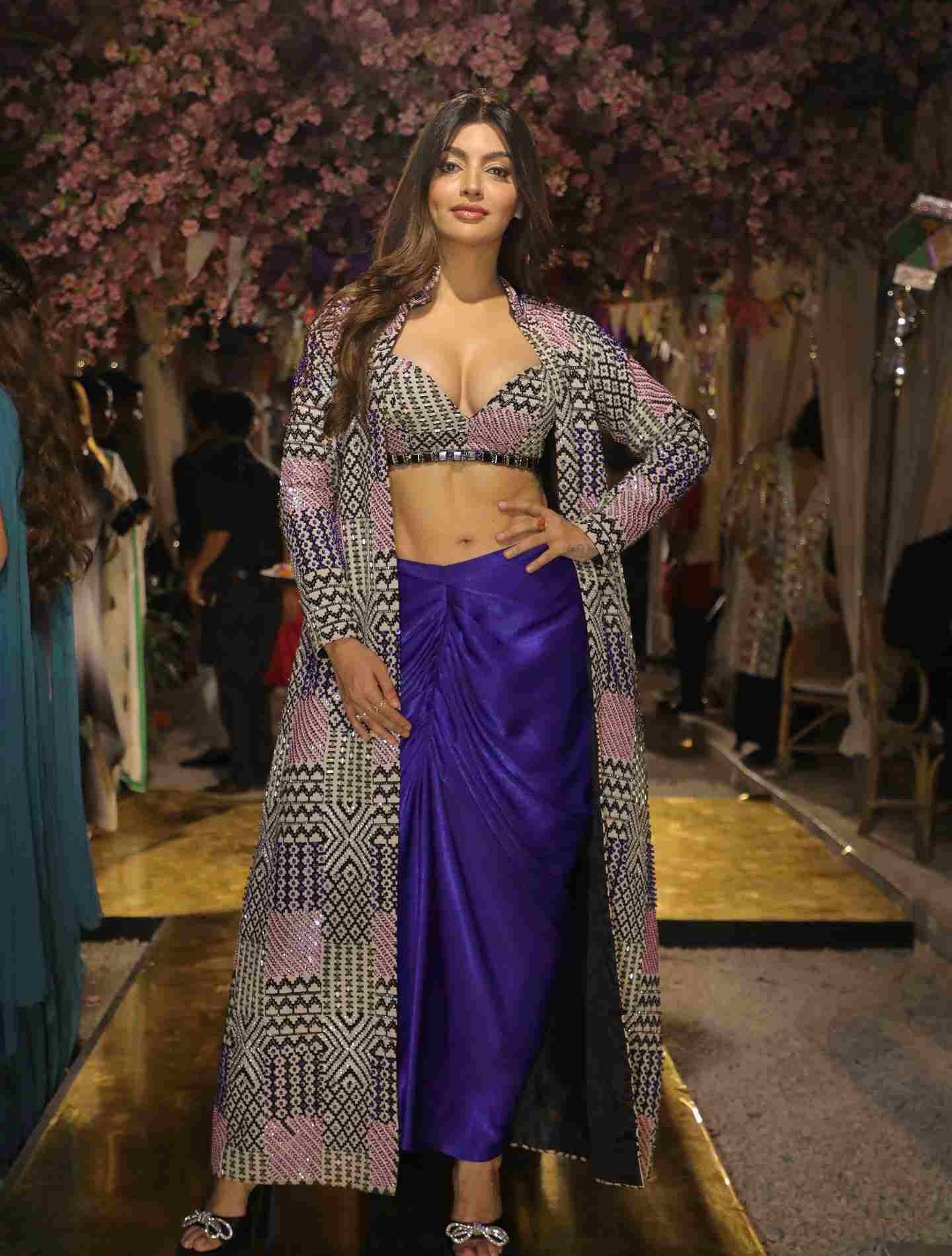 Akanksha Puri dropped lightning in desi avatar