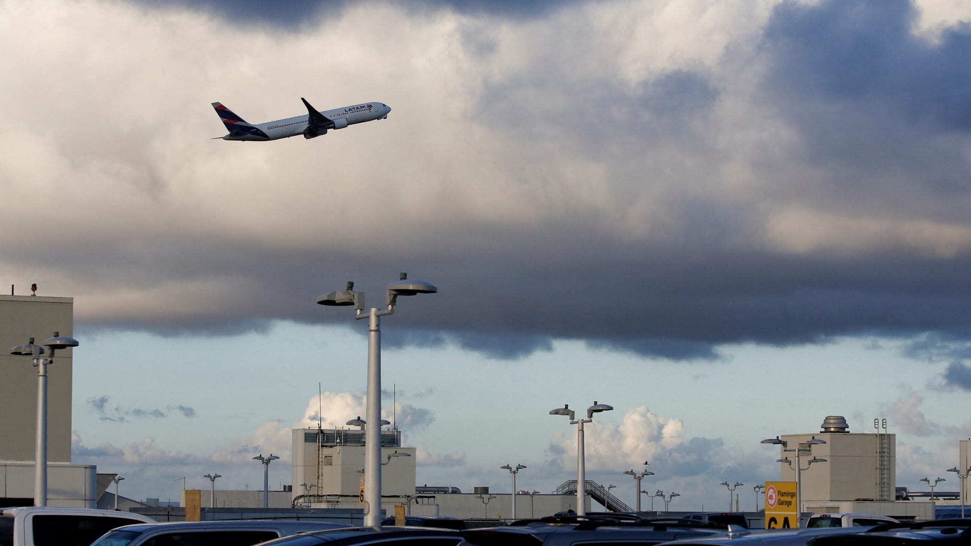 Flight operations resume slowly in the USaqe