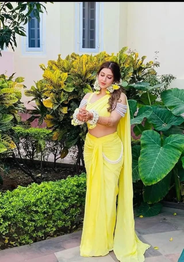 Sonarika Bhadoria etched 'Shiv-Parvati' on her palm at her mehendi ceremony