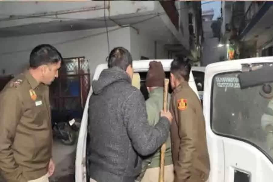 delhi-police-team-attacked-by-mob-during